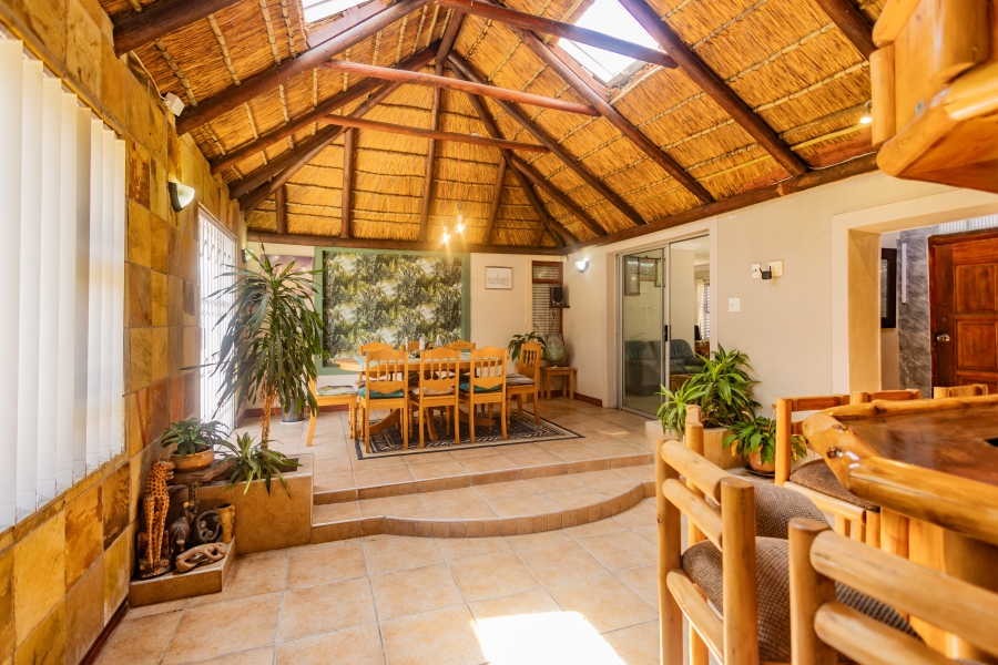 6 Bedroom Property for Sale in Uitzicht Western Cape